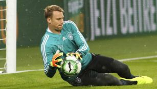 Manuel Neuer ataja el balón durante el partido