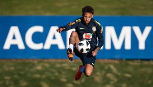 Neymar recibe balón en el aire en entrenamiento de Brasil 