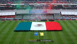 Bandera monumental antes del México-Escocia