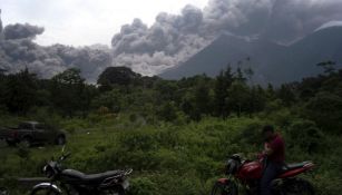 Columna de humo y ceniza que expulsó el Volcán de Fuego