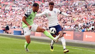 Dele Alli pelea un balón en un amistoso frente a Nigeria