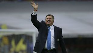 Miguel Herrera saluda durante un juego del América en el Azteca