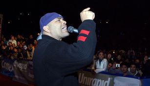 Konnan habla con el público durante un evento