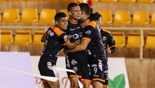 Martin Zúñiga festeja con sus compañeros un gol con Alebrijes de Oaxaca