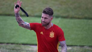 Ramos saluda durante un entrenamiento de España