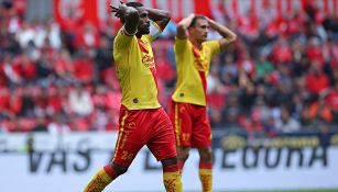 Jugadores se lamentan en un juego de Monarcas