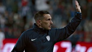 Giménez saluda a la afición en un partido de Pachuca 