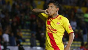 Raúl Ruidíaz, celebra un gol frente a Querétaro