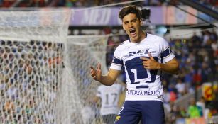 Josecarlos Van Rankin celebra un gol con Pumas 