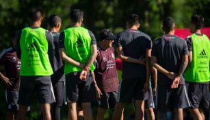 Osorio habla con sus jugadores previo al entrenamiento