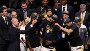 Jugadores de Golden State levantan el trofeo