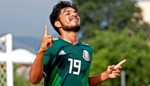 Eduardo Aguirre festeja gol con el Tri