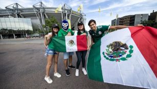 Afición mexicana afuera del estadio Brøndby