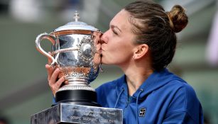 Simona Halep besa su trofeo al conquistar Roland Garros