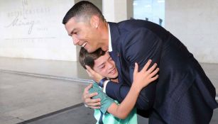 CR7 abraza a su pequeño fan 