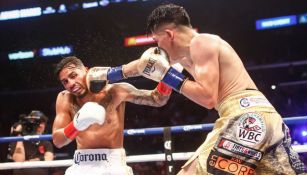 Leo Santa Cruz suelta un golpe en la cara de Abner Mares