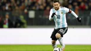Messi conduce el balón en partido amistoso contra Rusia 