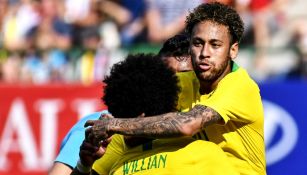 Neymar festeja gol contra Austria en Viena