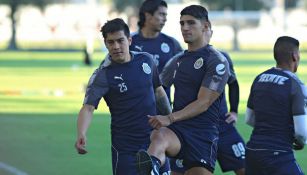 Michael Pérez y Alan Pulido, en un entrenamiento de Chivas