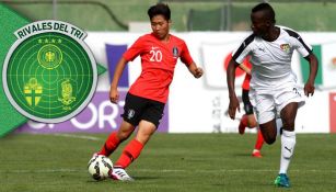 Jugador de Corea controla el balón en el partido