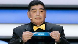 Maradona muestra el nombre de México en el sorteo de Rusia 2018