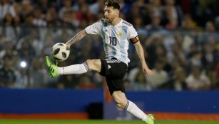 Messi controla un balón en un partido con Argentina