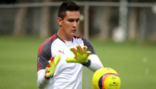 Raúl Gudiño, durante un entrenamiento con Chivas