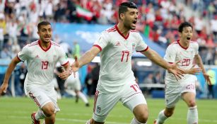 Jugadores de Irán festeja el gol del triunfo vs Marruecos