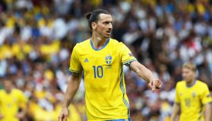 Zlatan Ibrahimovic disputa un juego con Suecia