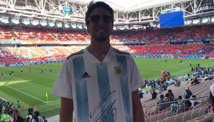 Aficionado presume su playera firmada por el Pelusa