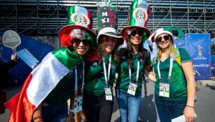 Mexicanos a las afueras del estadio de Luzhniki