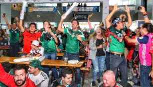 Aficionados del Tri festejan el gol de Lozano frente a Alemania