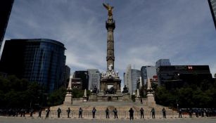 Policías resguardan el Ángel de la Independencia