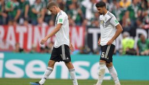 Muller y Khedira en lamento durante el duelo contra México