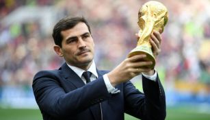 Casillas levanta la Copa del Mundo