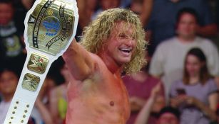 Dolph Ziggler posa con el campeonato Intercontinental