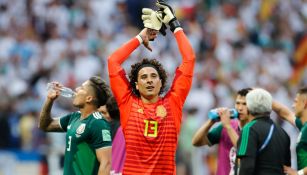 Ochoa aplaude a la afición tras el juego frente Alemania