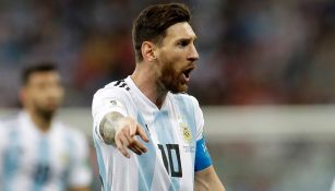 Messi reclama una acción en el duelo contra Croacia