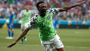 Musa celebra uno de sus dos goles frente a Islandia