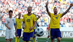 Jugadores de Suecia reclaman una acción en el duelo contra Corea