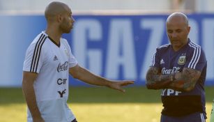 Mascherano y Sampaoli durante un entrenamiento