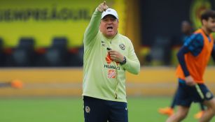 Piojo da instrucciones en una sesión de América 