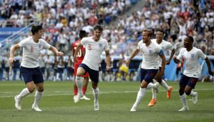 Jugadores de Inglaterra festejan un gol contra Panamá