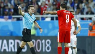 Felix Brych durante el partido de Serbia vs Suiza