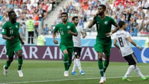 Jugadores de Arabia celebran la victoria contra Egipto 