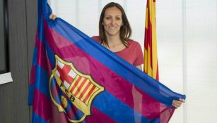 Pamela Tajonar posa con la bandera del Barcelona