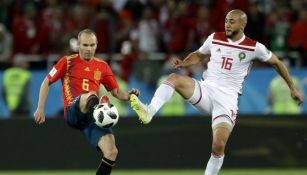 Iniesta disputa un balón con Nordin Amrabat