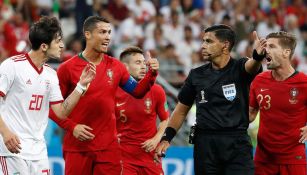 Cristiano Ronaldo reclama una acción en el juego contra Irán
