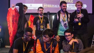 MkLeo (centro inferior), posando junto a los ganadores de Hyrule Saga