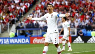 Cristiano Ronaldo reclama falta en un duelo con Portugal